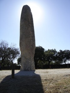 Menir da Meada, o maior da Península Ibérica com cerca de 4m de altura, diâmetro máximo de 1,25m, pesando 15 toneladas aprox. Castelo de Vide. Foto de Maria Romero Jubilot